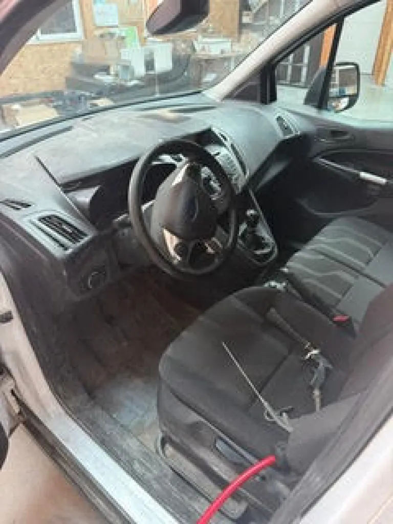 Nettoyage intérieur complet d’un utilitaire Ford Transit très encrassé par son conducteur à Andrézieux-Bouthéon dans la Loire