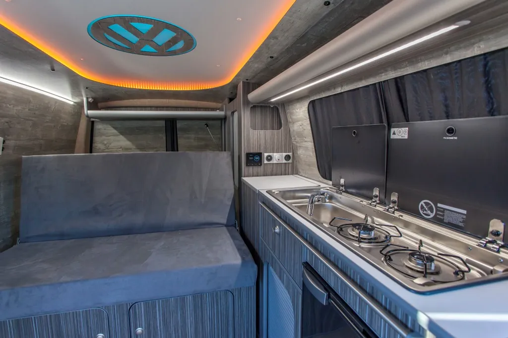 Aménagement intérieur sur-mesure VW Transporter T6 L1H1 avec plafonnier signature logo VW rétroéclairé à Paris et en Île-de-France