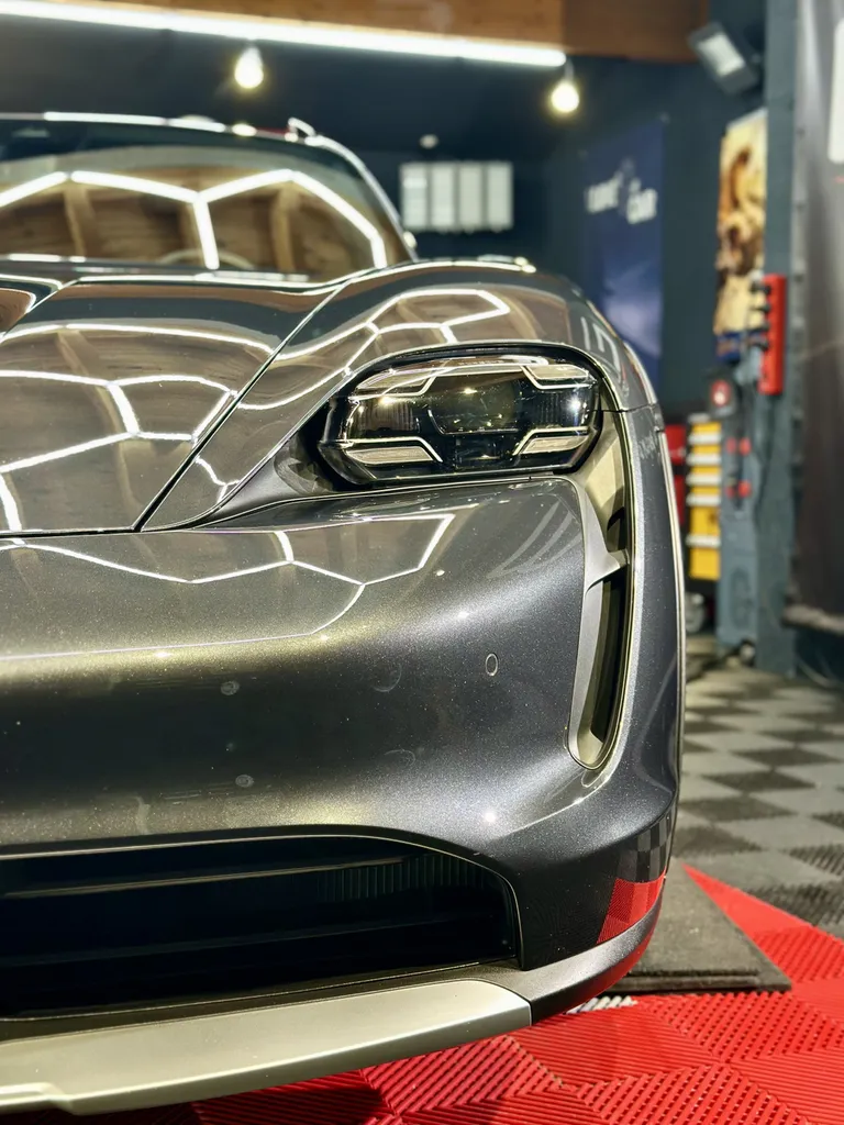 Spécialiste rénovation carrosserie Porsche lyon traitement céramique et film de protection PPF Porsche Taycan