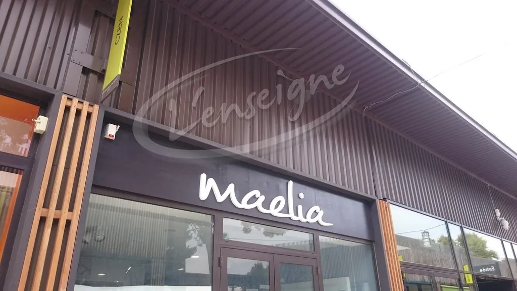 Fabrication d'une enseigne en lettres reliefs à Istres