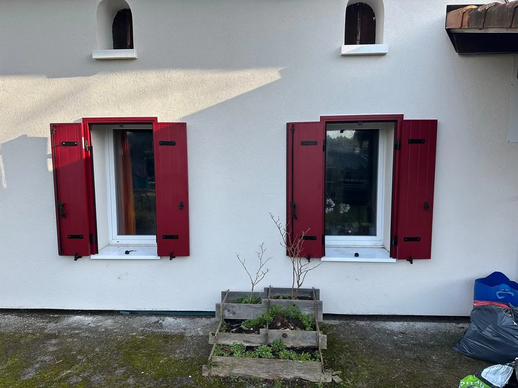 Volets battants rouges aluminium sur Bordeaux en Gironde