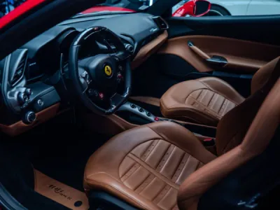 Client de Lorient ayant confié sa supercar Ferrari 488 à Gloss Obsession pour une couverture totale.