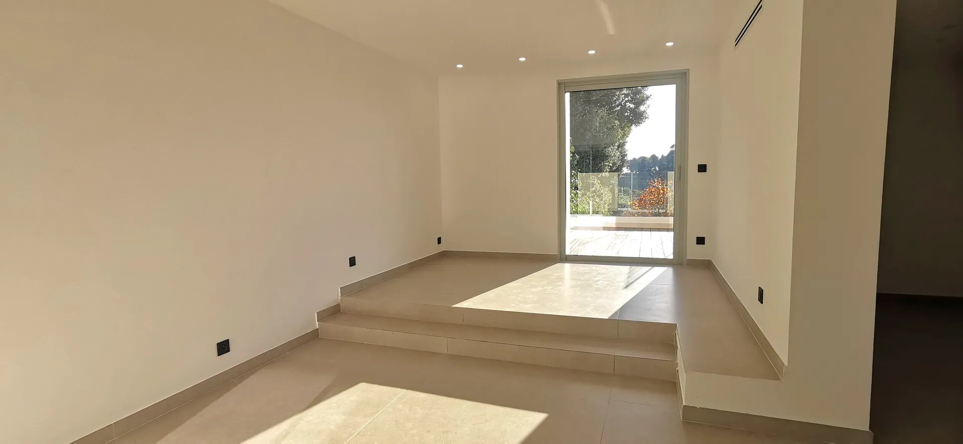 Vente maison entièrement rénovée Cassis centre quartier recherché avec grand garage, terrasses, piscine et appartement T2 indépendant
