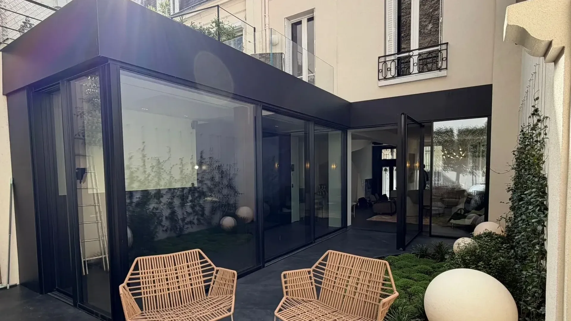 Pose d’une baie vitrée coulissante minimaliste 3 vantaux 3 rails en aluminium sur Paris, avec double vitrage et caniveau intégré