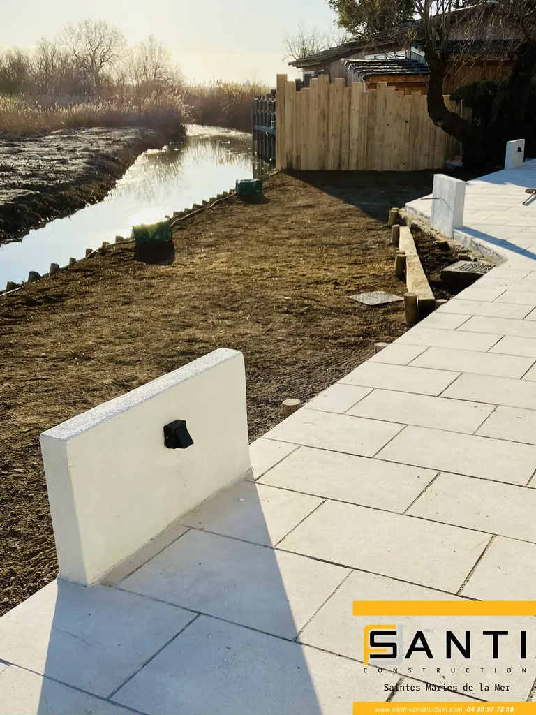 DALLAGE EXTERIEUR EN PIERRE NATURELLE BLANCHE MOLEANOS FINITION SABLEE