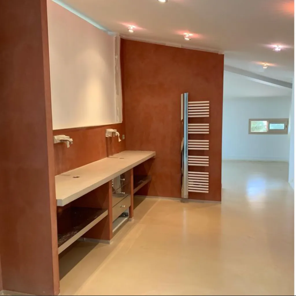 Chambre parentale de 90m2 sol Béton ciré  réf Anais et salle de bain Béton cire réf Terracota 