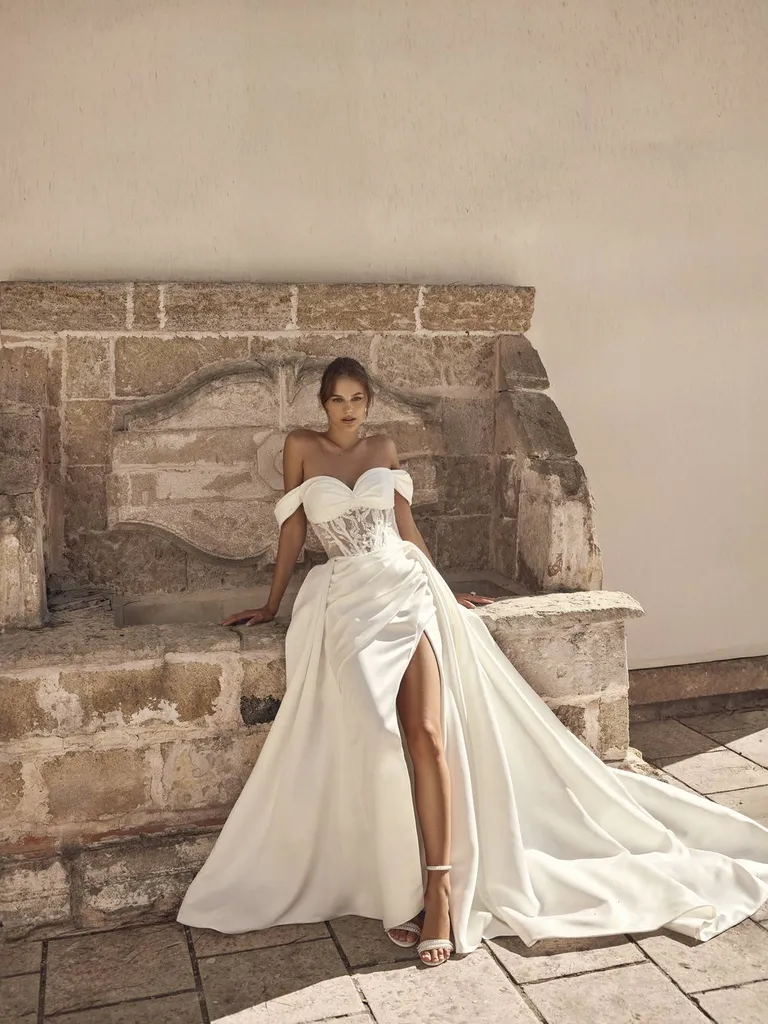 Robe de mariée haute couture en satin avec fente à Plan de Campagne