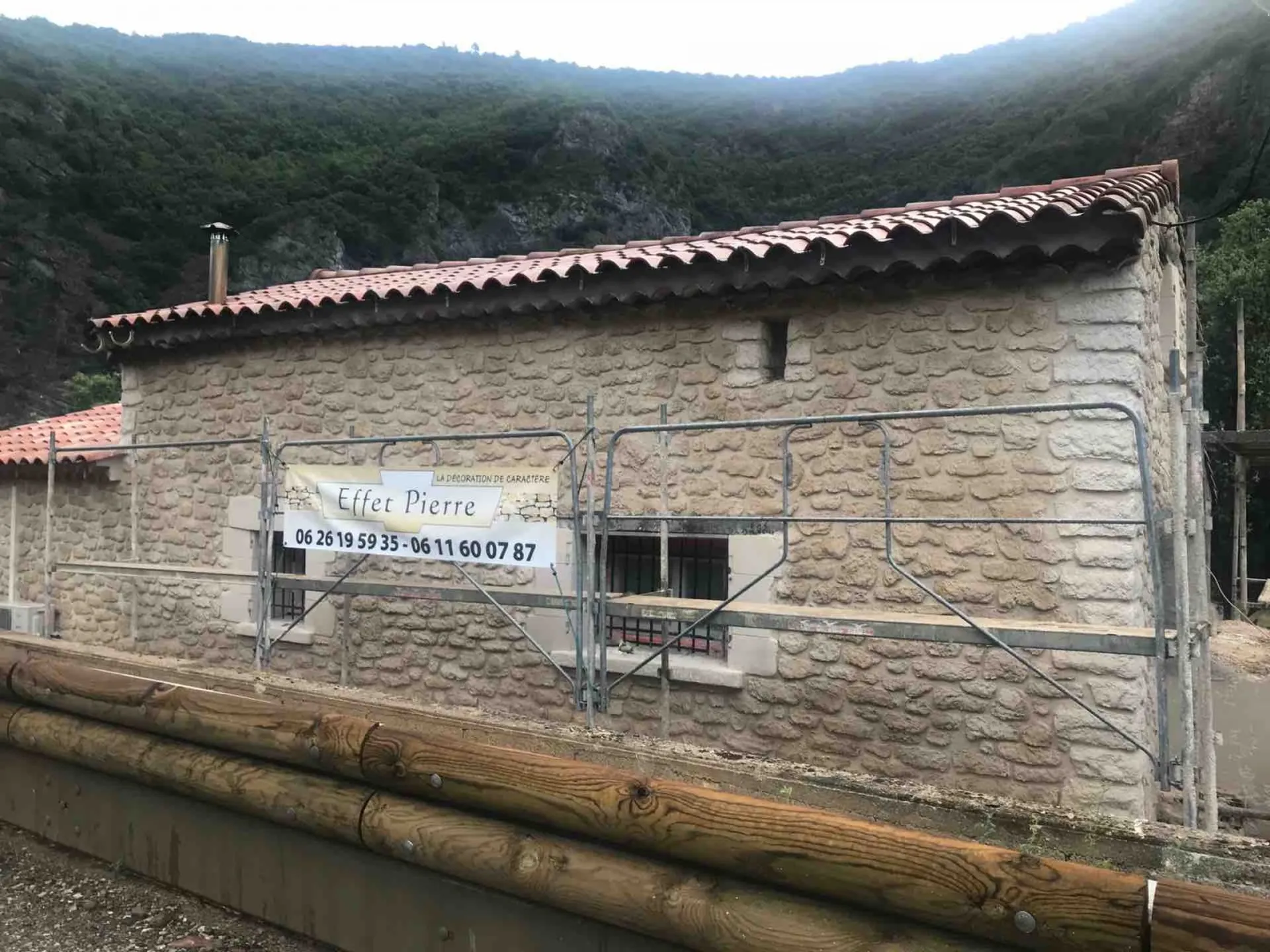 Facade en Pierre taillée sur une Rénovation à Olargues dans les Hauts Cantons près de Saint-Pons de Thomières et Béziers