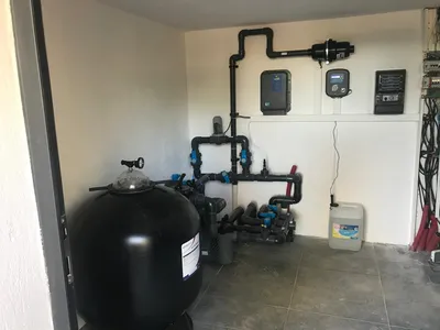 Local technique d'une piscine béton à Cabriès