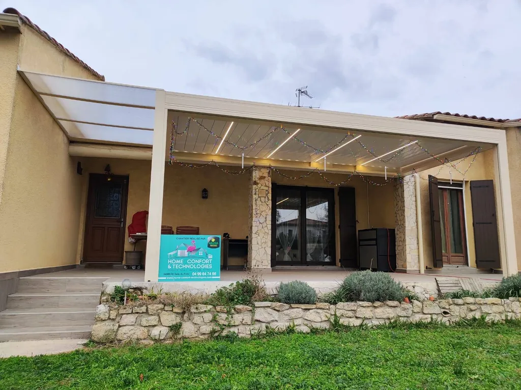 Pergola bioclimatique beige à Beaucaire dans le Gard