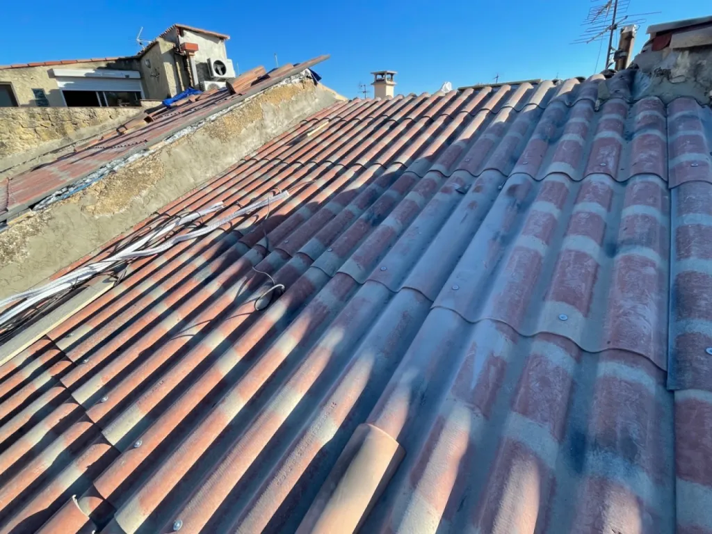 pose de plaques sous toiture près de martigues