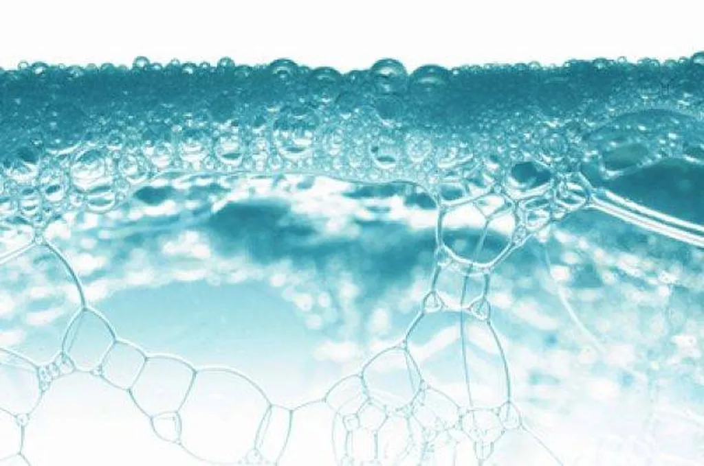 Surface d’une piscine coque polyester moussante au Pradet : une eau trouble avec mousse blanche, signe de déséquilibre chimique. Alliance Piscines 83 intervient pour un traitement rapide.