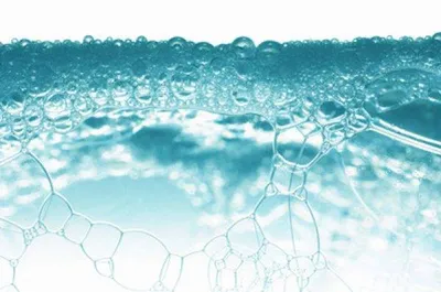 Surface d’une piscine coque polyester moussante au Pradet : une eau trouble avec mousse blanche, signe de déséquilibre chimique. Alliance Piscines 83 intervient pour un traitement rapide.