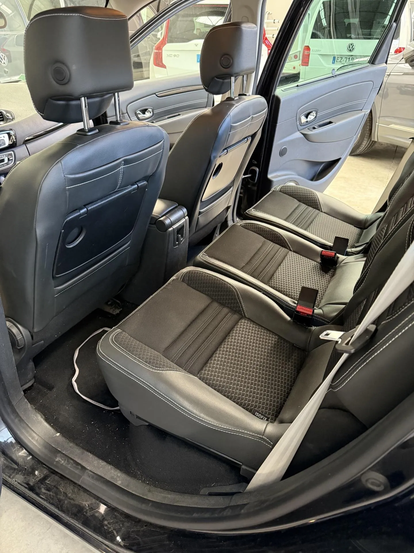 Un Renault Scénic transformé grâce à un nettoyage intérieur professionnel à Saint-Priest-en-Jarez