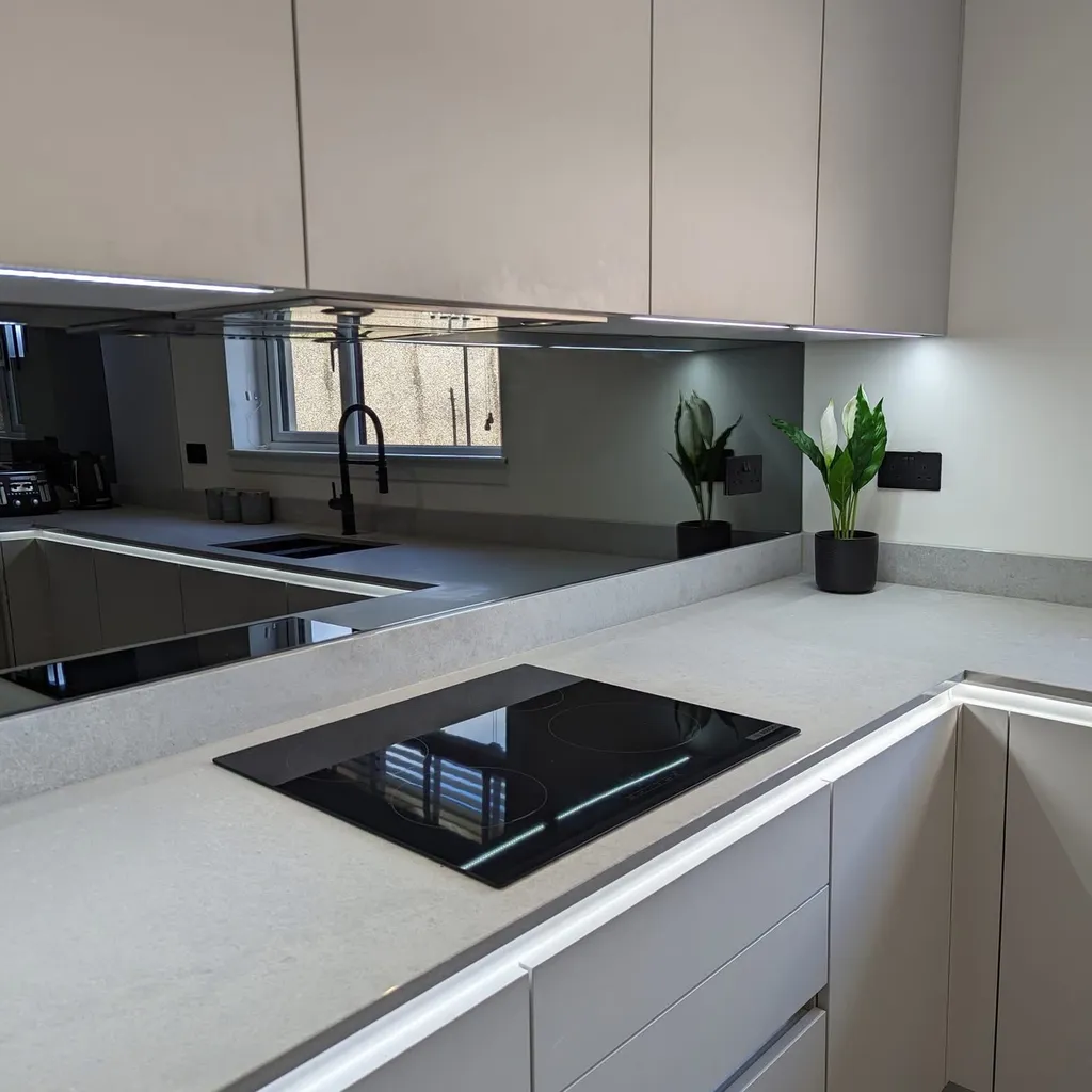 Devis pour une cuisine contemporaine à Miremont : fourniture de façades laquées mates et électroménager premium près de Muret