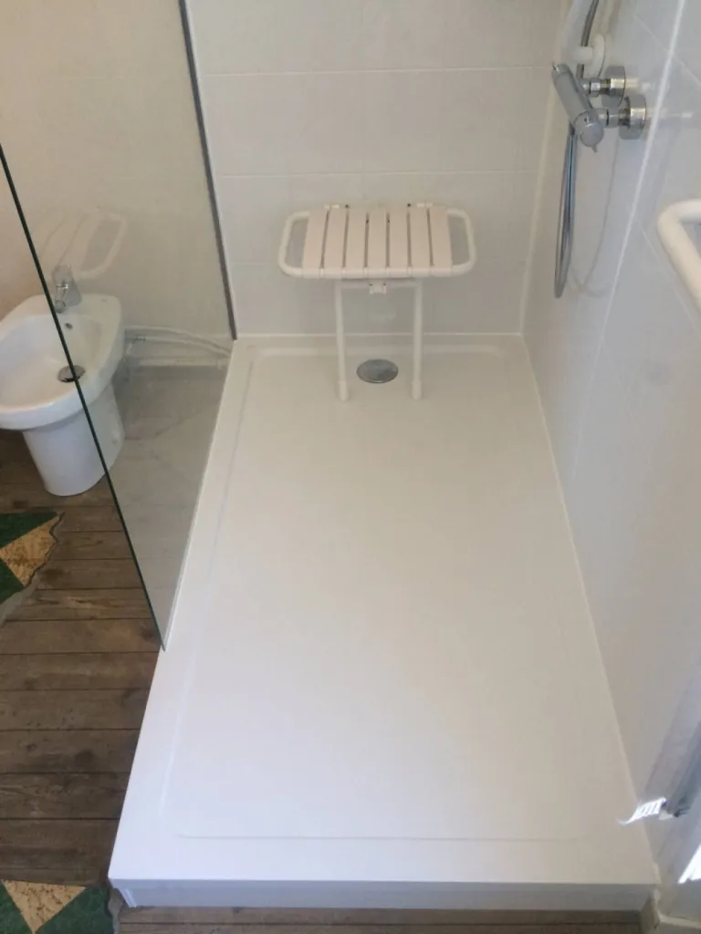Remplacement baignoire par douche senior sécurisée Carqueiranne Var (83)