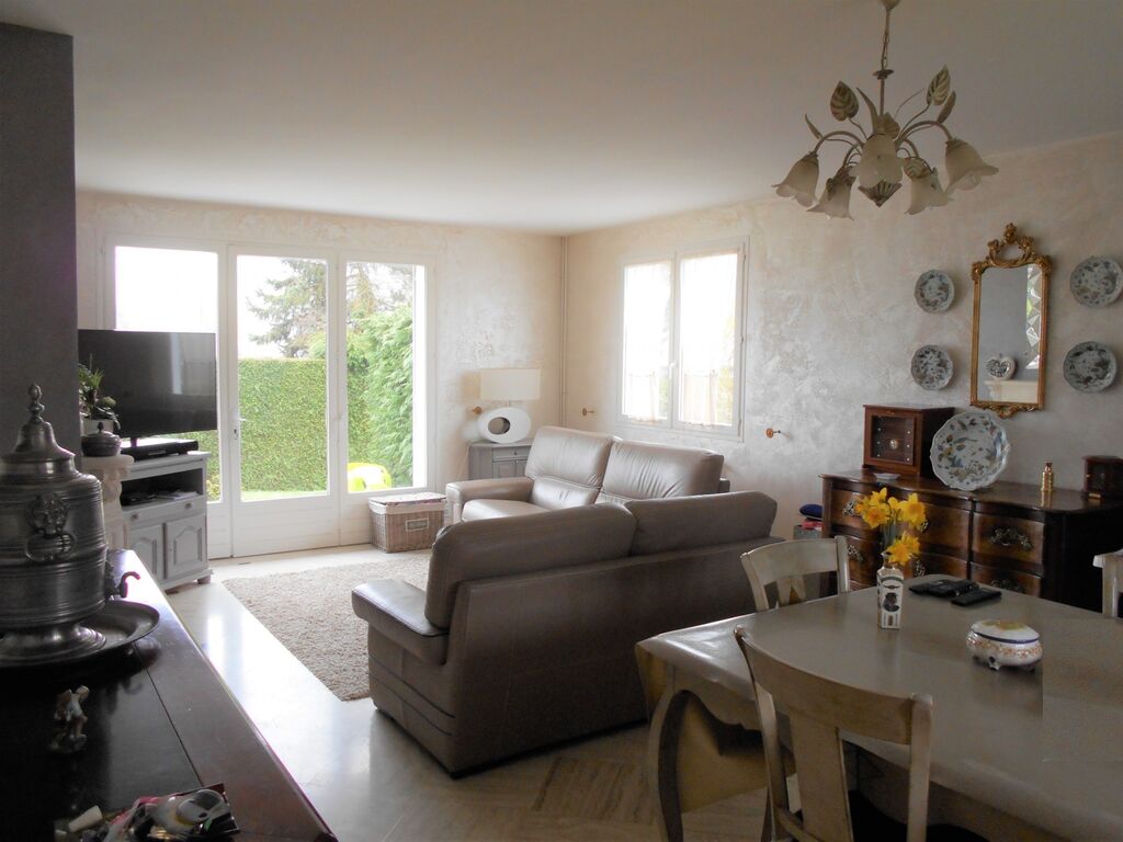 Maison avec chambre au rez-de-chaussée et sous-sol à Lisieux