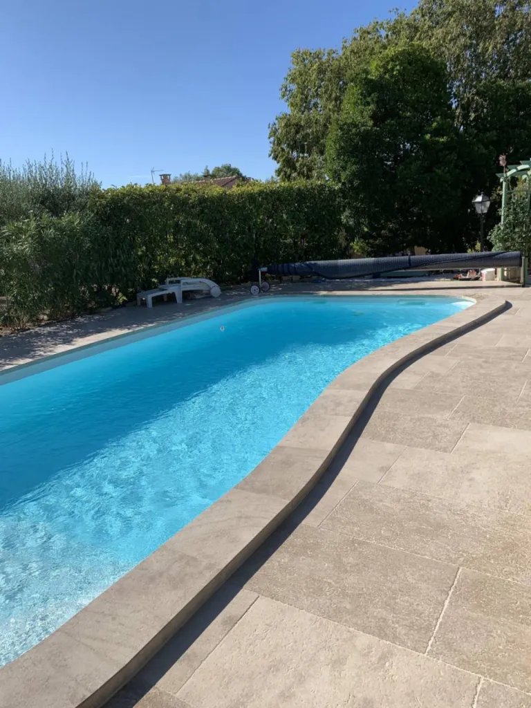 Pierre naturelle de France et Travertin pour dallage et margelle en terrasse extérieure et plage de piscine