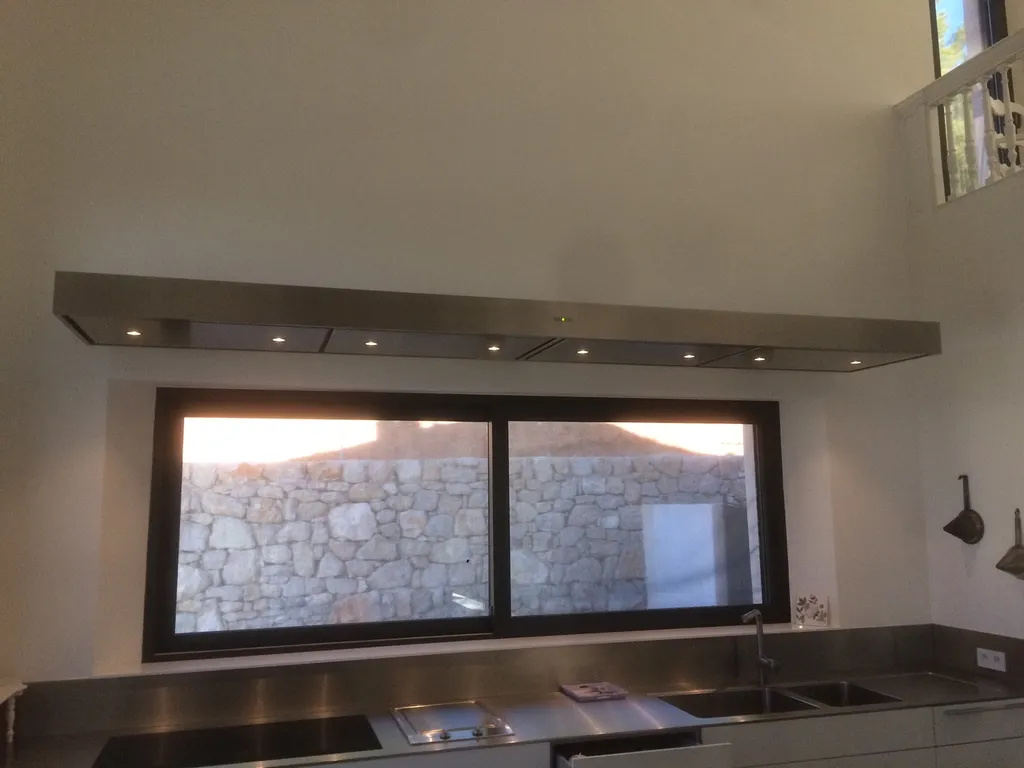 A Aix en Provence nous avons réalisés un hotte îlot sur mesure suspendu 