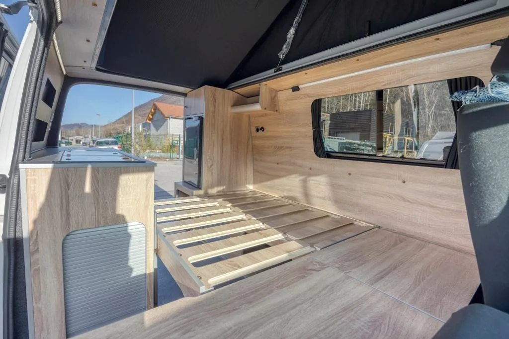 VW T6 Court aménagé sur-mesure à Paris : transformation en van compact pour échappées week-end en Île-de-France