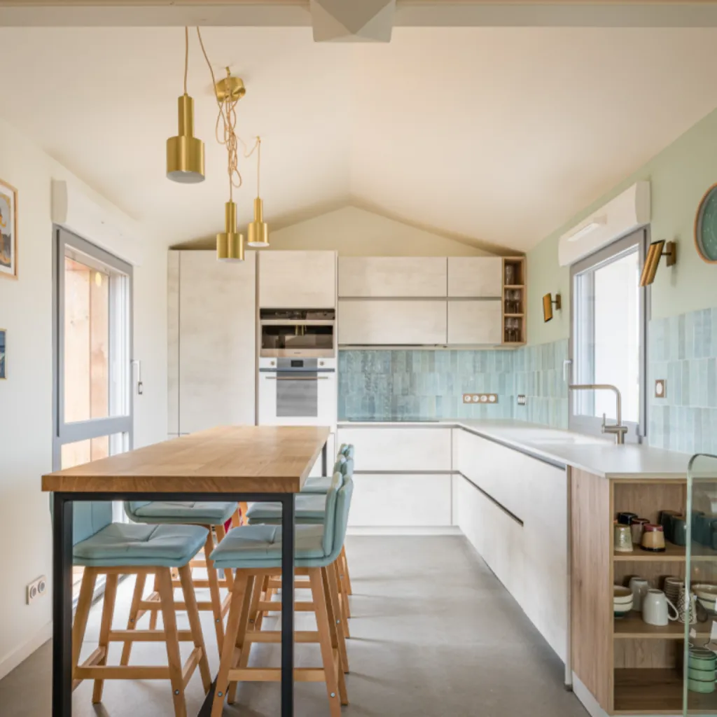 Vue d’ensemble du séjour lumineux et convivial, intégrant des teintes pastel douces et un mobilier sur-mesure, par l’Atelier D, architecte d’intérieur à Bordeaux