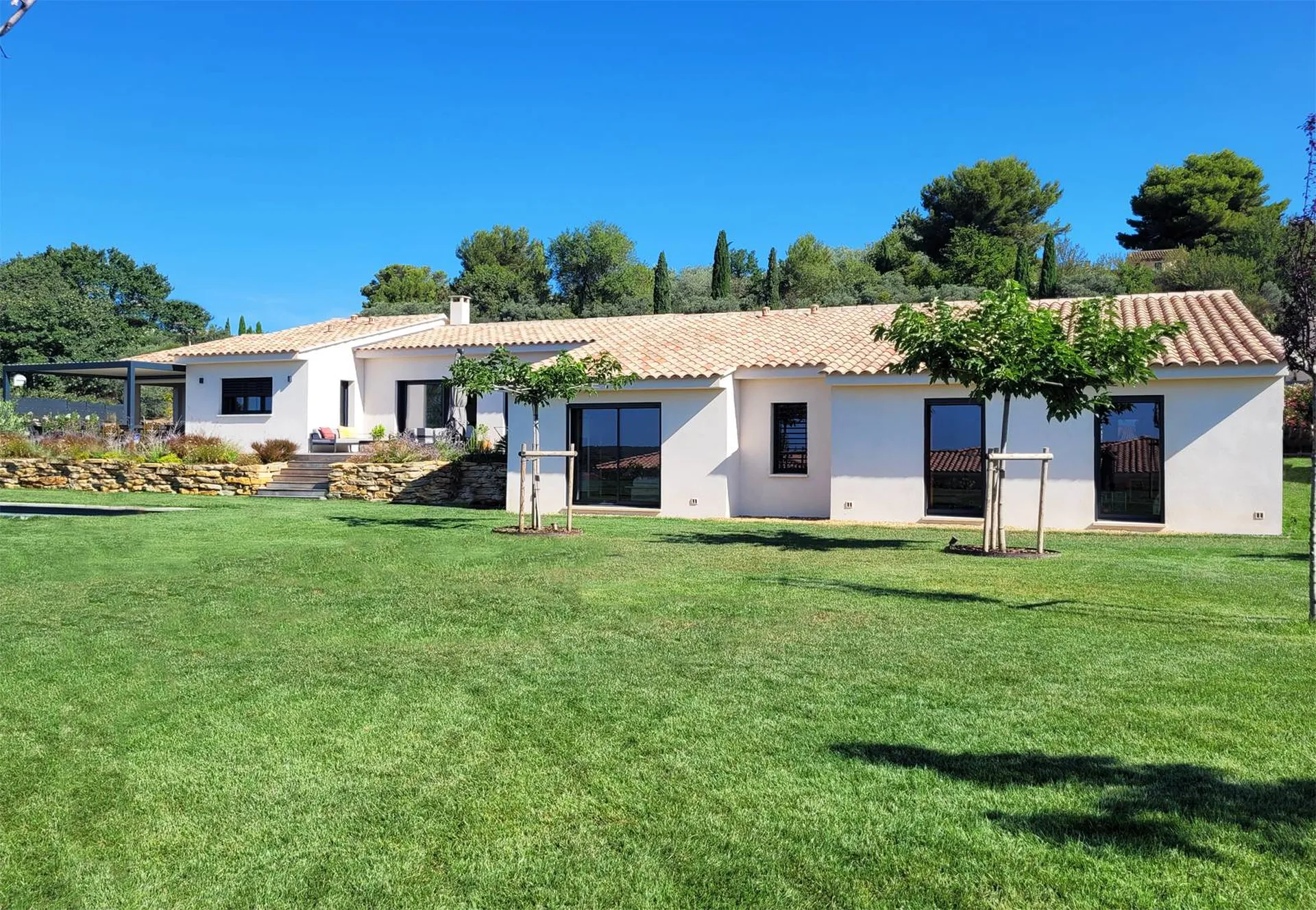 Construction de maison contemporaine de plein pied dans la charmante commune d'Eguilles dans les Bouches-du-Rhône