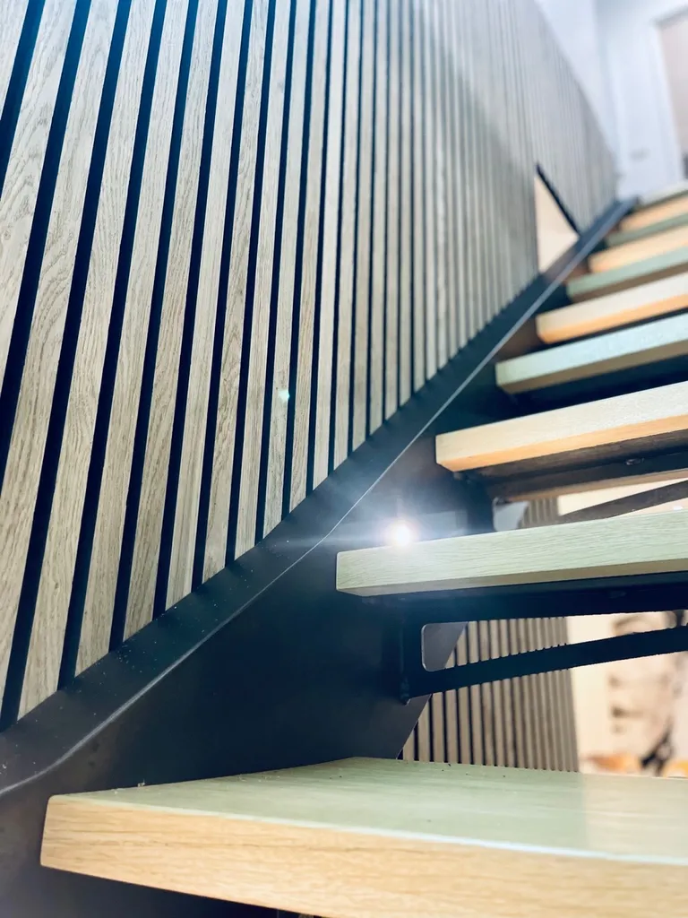 Escalier acier avec marches en chêne massif sur plancher chauffant – Réalisation sur mesure