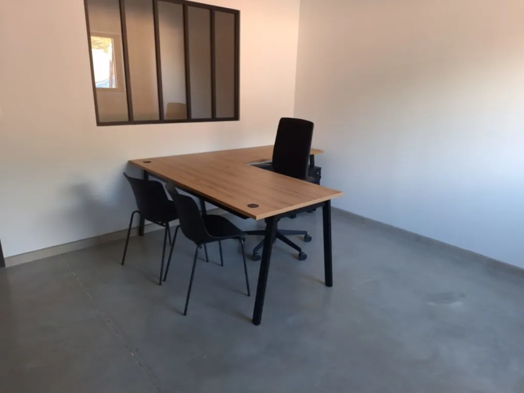 Aménagement d’un open space industriel de 345 m² avec cloisons vitrées, mobilier sur mesure et zones directionnelles à Néoules (83)