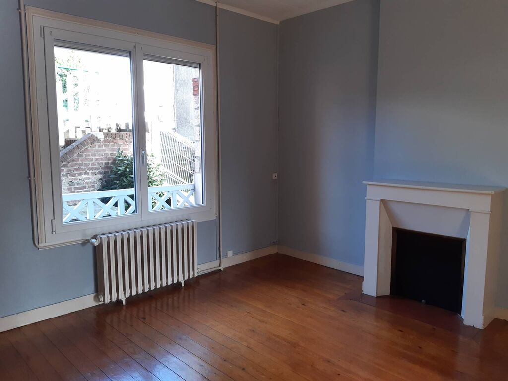 A vendre Lisieux maison individuelle avec salon chemiéne et parquet massif