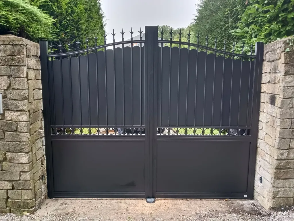 Installation de Portail Alu Battant Rétro Motorisé, Modèle Sur-Mesure et Authentique à Bourgtheroulde dans l'Eure 27 et Bosroumois