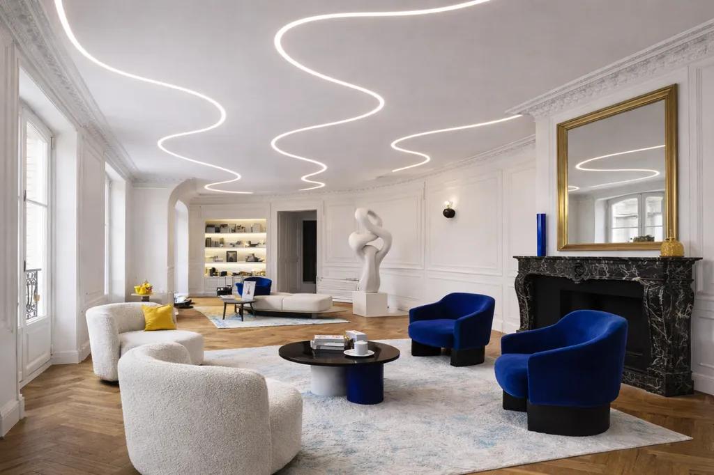 Lignes de lumière courbes dans un intérieur haussmannien. Profile Ledux 3D Curves Ref 5924P2