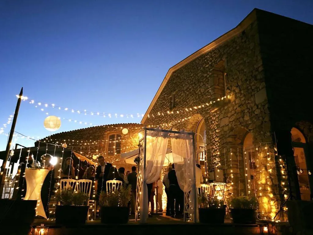 Les Mariages de Mademoiselle L Wedding planner pour un mariage chic et moderne dans un lieu insolite à Saint Emilion et Bordeaux