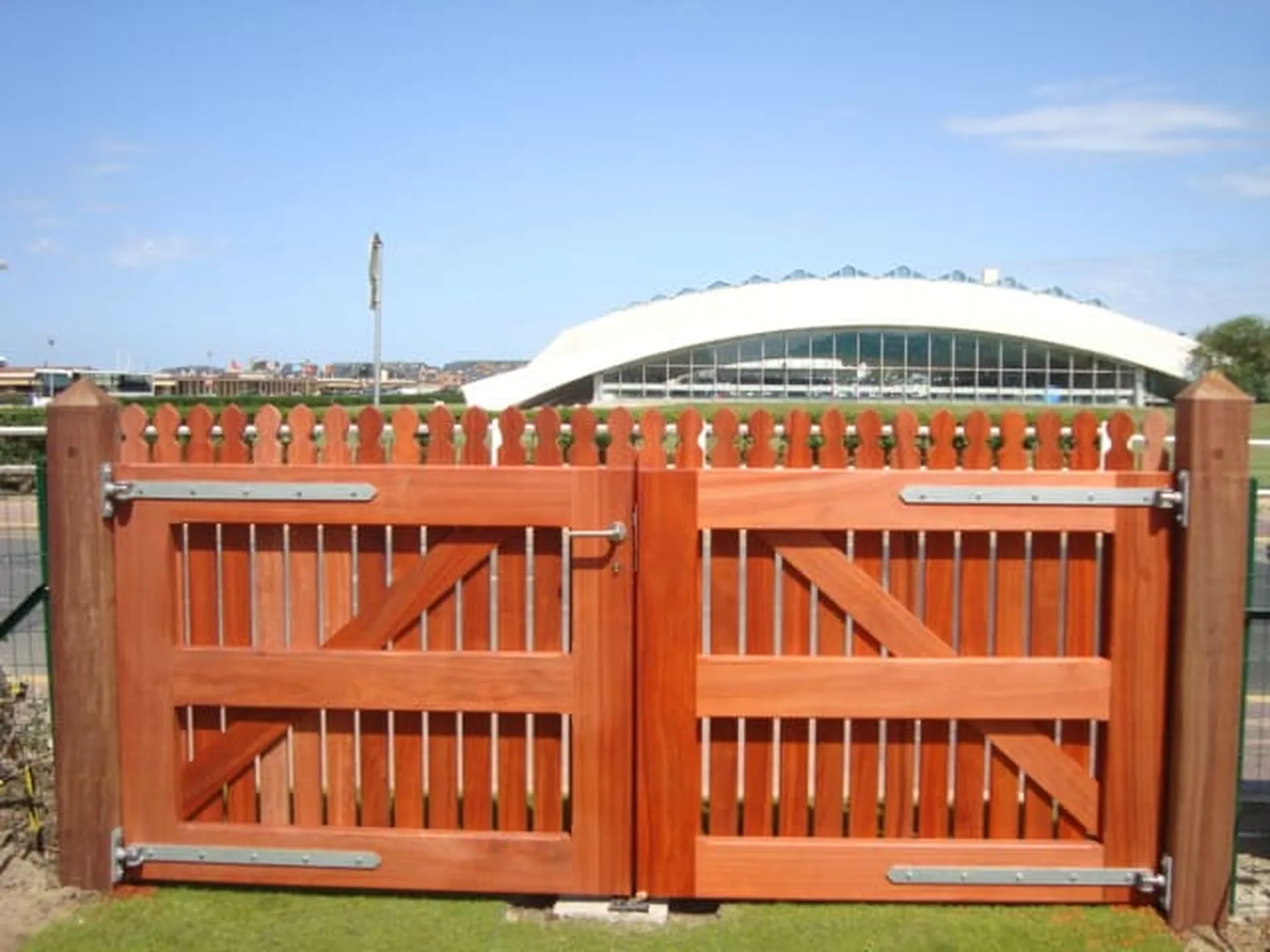 Installation de Portail en bois exotique, Portillon coordonné et Clôtures de jardin au Havre et sa région ou agglomération en Seine-Maritime 76