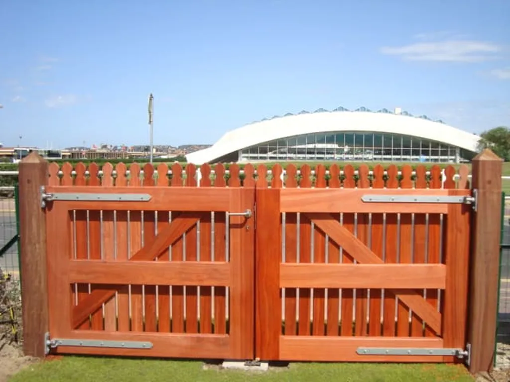 Installation de Portail en bois exotique, Portillon coordonné et Clôtures de jardin au Havre et sa région ou agglomération en Seine-Maritime 76