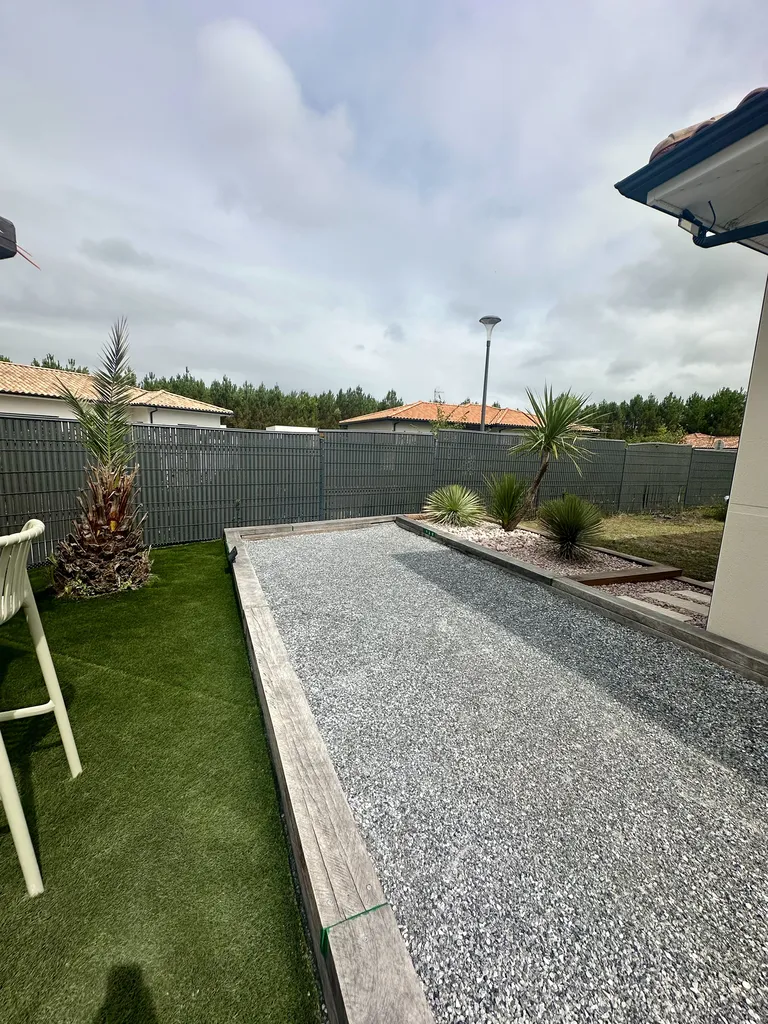 Création aménagements paysagers massif, plantation, pétanque et gazon synthétique à Mios, bassin d’Arcachon