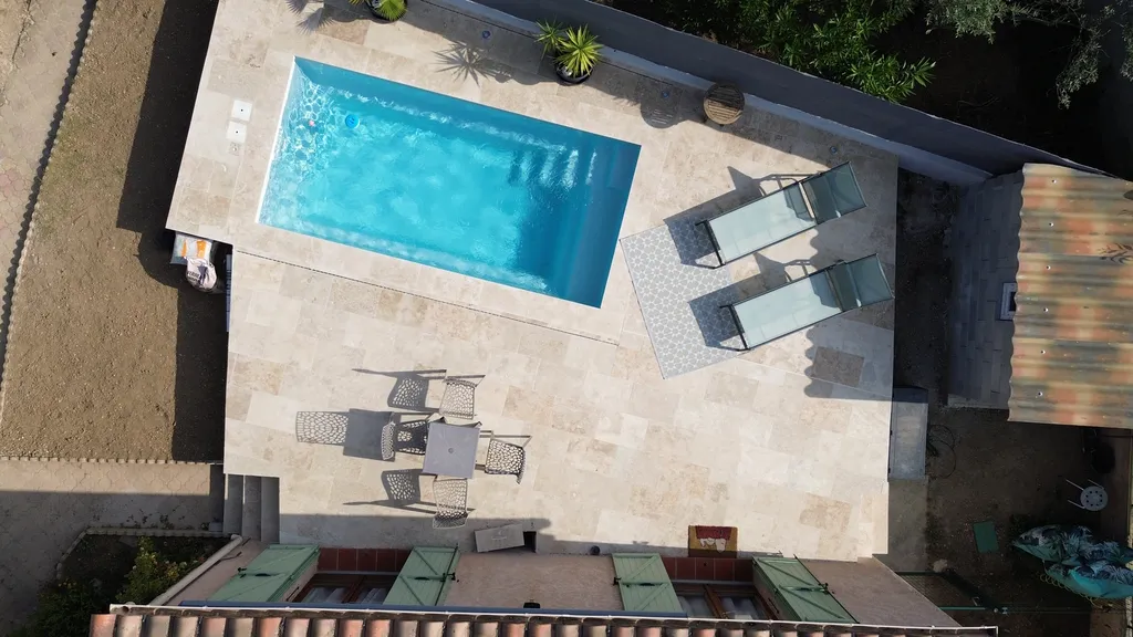 Terrasse Travertin & Plage de Piscine à La Fare-les-Oliviers (13580) | AMT Construction