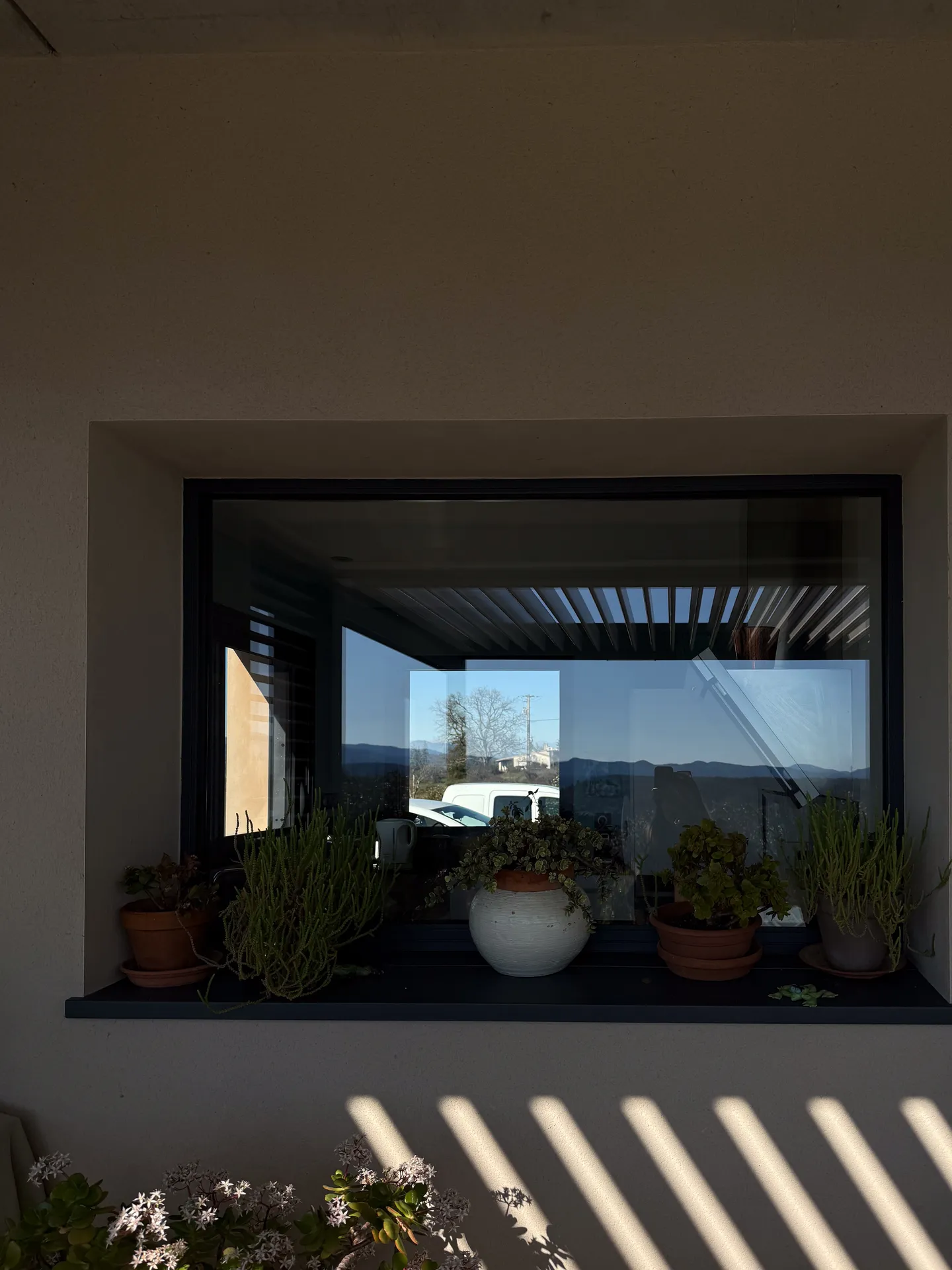 Menuiseries aluminium sur mesure avec BSO orientables : une réalisation RG Aluminium pensée pour la lumière et l’ouvertur