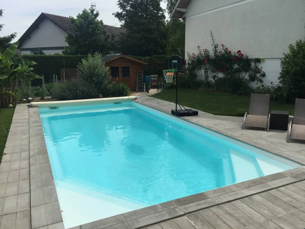 piscine vue biais bleu