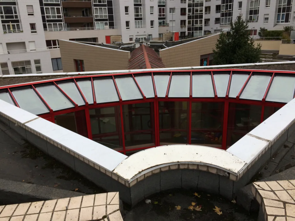 Réalisation d’une verrière architecturale en aluminium thermolaqué rouge – Design, performance et lumière