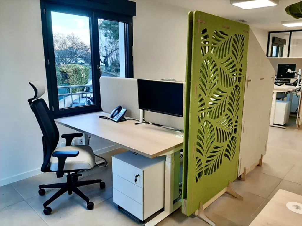 Aménagement coloré et acoustique sur plus de 300 m² de bureaux avec cloisons ARTECK et mobilier Harmony à Draguignan (83)