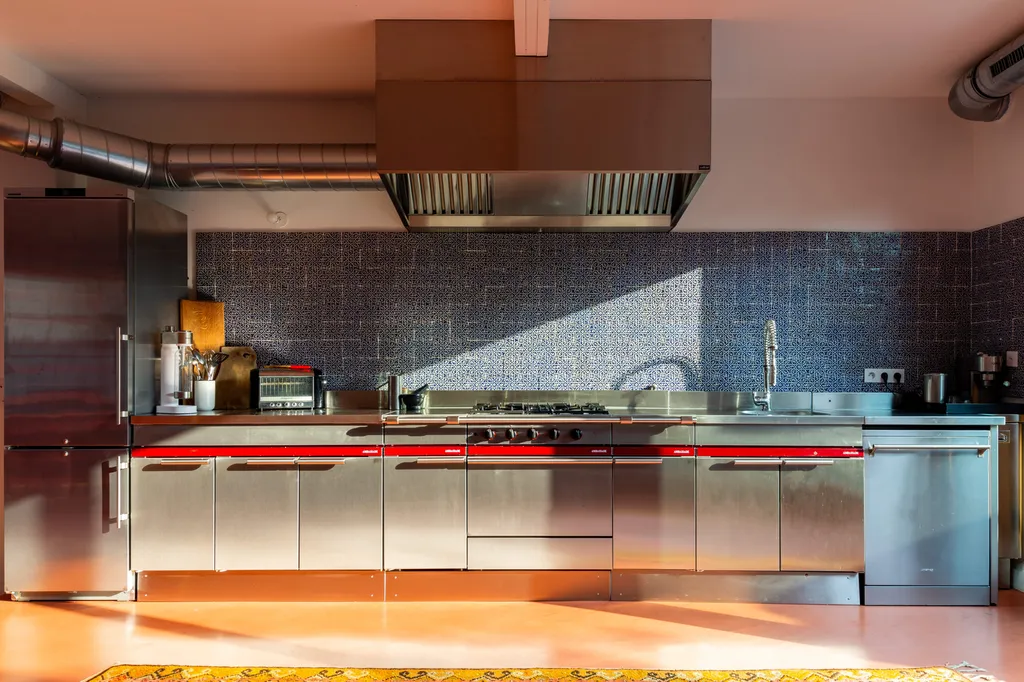 Cuisine traversante conçue par AKIKO ARCHITECTURE, révélant une perspective lumineuse dans l’immeuble réhabilité de Nansout