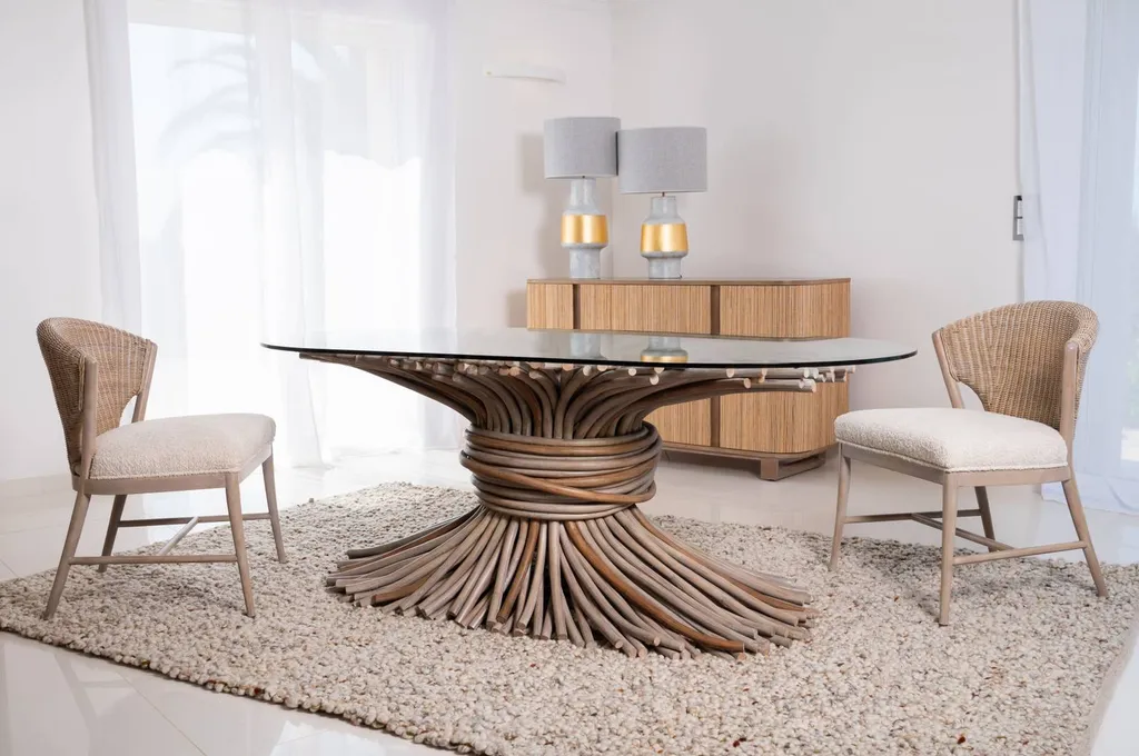 table ovale en rotin avec plateau en verre à côté de la valette du Var