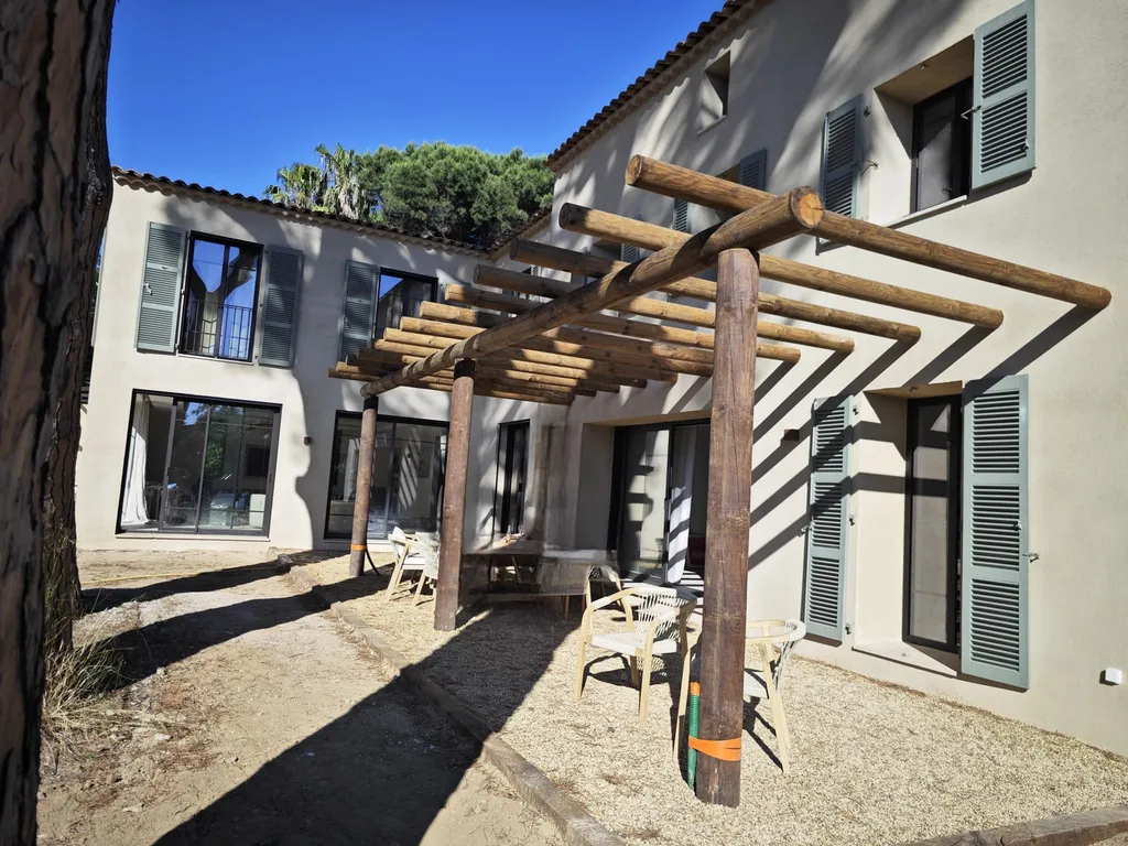 Fabrication et pose de volets en bois exotique sur mesure à Saint-Tropez par Alliance Menuiseries