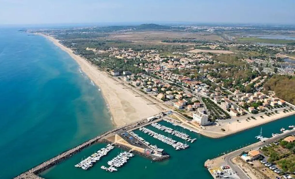 Marseillan village proche du Camping 4 étoiles Le Mas de la plage à seulement 10km de Vias-Plage