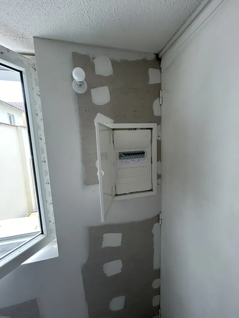Le studio locatif entièrement réhabilité et isolé par RÉNOVATION by KILLoWATTS : un espace de vie sain, modernisé et revalorisé en DPE C pour pérenniser l'investissement.