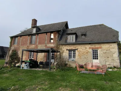 A acquérir, Manoir en briques et silex,  ses dépendances, installés sur environ 5.6 hectare, dans la région de Trouville sur mer.