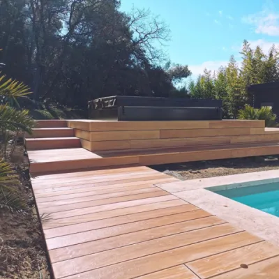 Installation d’un spa Napoli Luxe sur terrasse bois paysagée