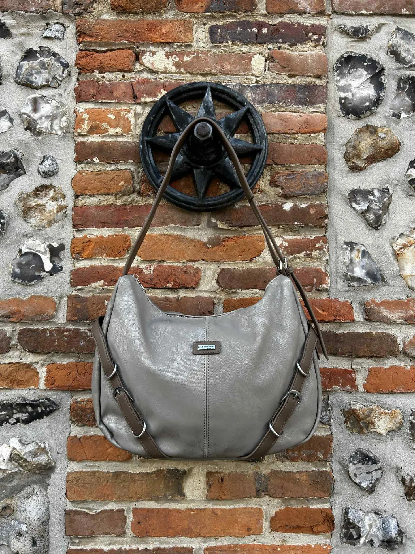 Sac les Tropéziennes coloris taupe disponible chez Evasion Eu