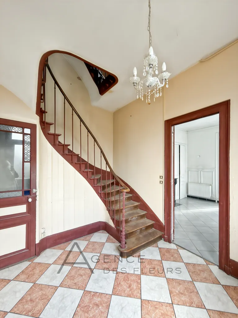 À vendre maison bourgeoise de 1900 à rénover de 172m² sur un terrain de 329m² sur la commune d'ELBEUF 76500