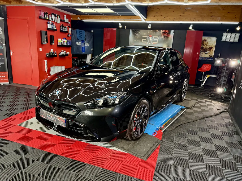 Traitement céramique BMW M135i à Vaugneray près de Lyon – Polissage carrosserie et protection GYEON Infinite Ouest Lyonnais